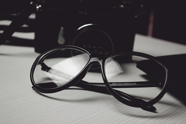 Image lunettes devant un appareil photo